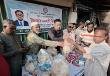 ডা. শাহাদাত হোসেনের উদ্যোগে মুরাদ নগর মির্দা পাড়ায় ইফতার সামগ্রী বিতরণ