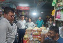 নগরের বিভিন্ন স্থানে নিত্য পণ্যের বাজার তদারকিতে জেলা প্রশাসনের মোবাইল কোর্ট