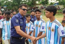 জঙ্গল সলিমপুরে জেলা পুলিশের আয়োজনে শিক্ষার্থীদের নিয়ে ফুটবল ম্যাচ অনুষ্ঠিত