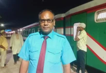 ট্রেনে ফেলে যাওয়া স্বর্ণ-টাকা ফিরিয়ে দিলেন স্টুয়ার্ড গার্ড