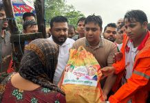 বাঁশখালীতে বন্যার্ত মানুষের মাঝে ছাত্রদলের ত্রাণ বিতরণ