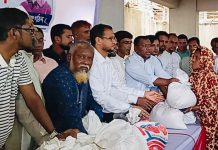 ভারী বর্ষণে ক্ষতিগ্রস্ত পরিবারের মাঝে চসিকের চাল বিতরণ