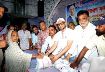 দেওয়ানবাজারে মেয়র ডা. শাহাদাতের পক্ষ থেকে অসহায়দের মাঝে চাল বিতরণ