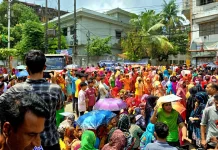 আতুরার ডিপোতে বকেয়া বেতনের দাবিতে পোশাক শ্রমিকদের সড়ক অবরোধ