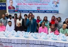 সুবিধাবঞ্চিত মানুষের মাঝে চাল বিতরণ করলেন চসিক মেয়র ডা. শাহাদাত