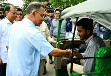 সিএনজি চালিত অটোরিকশা ও রিকশা উপহার পেলেন ৩ জুলাই যোদ্ধা