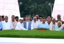 জিয়াউর রহমান ও খালেদা জিয়ার সমাধিতে প্রধানমন্ত্রীর শ্রদ্ধা