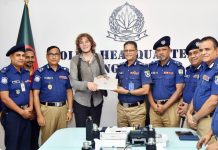 জার্মান পর্যটকের উদ্ধারকৃত ল্যাপটপ হস্তান্তর করেছে পুলিশ